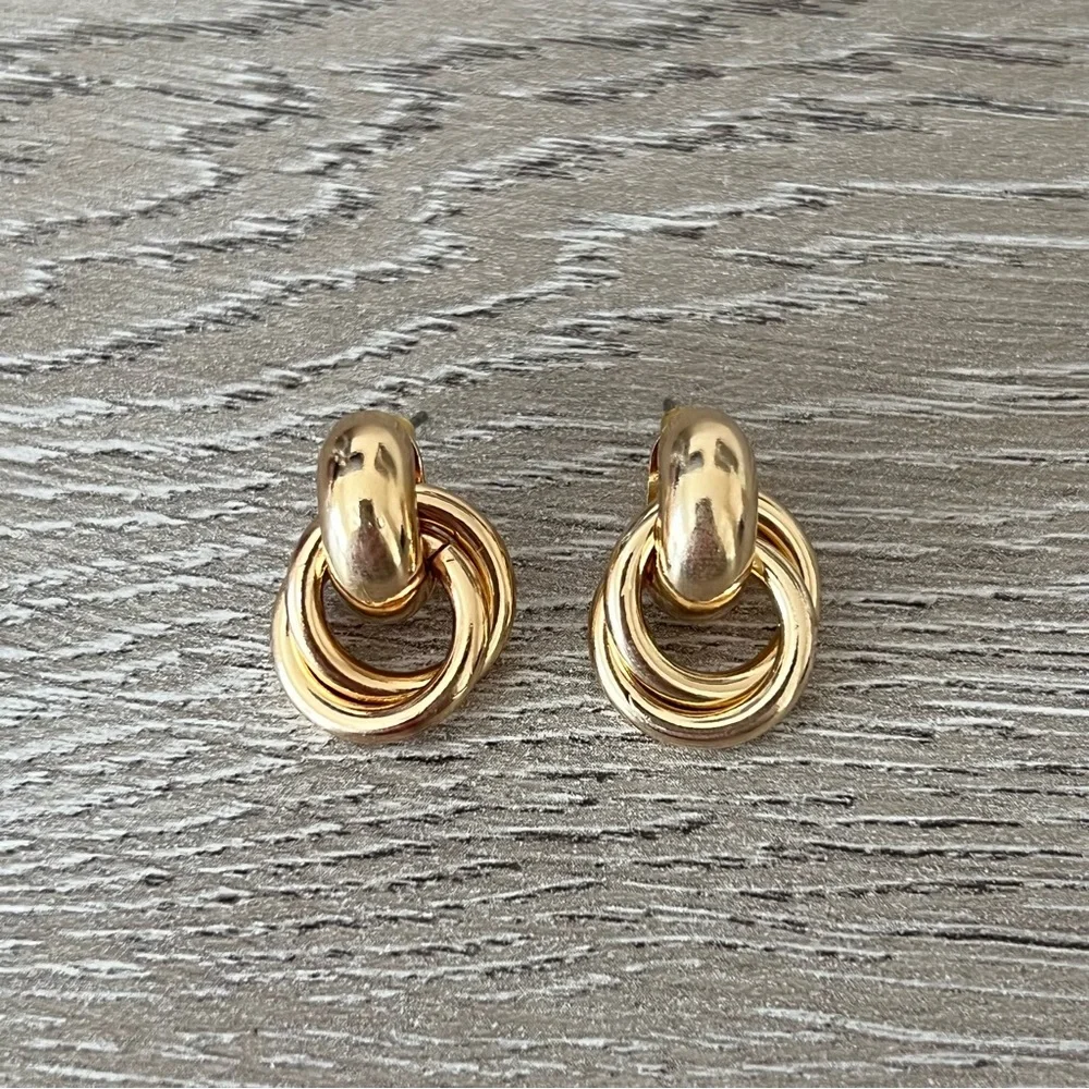 NEW | gold huggie hoop circle earrings